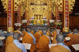 Chư Tăng Ni vân tập Phật điện tu viện Vĩnh Nghiêm (Q.12, TP.HCM) tụng kinh tưởng niệm Trưởng lão Hòa thượng Thích Tâm Giác, vị khai sơn tu viện - Ảnh: Nhã An/BGN