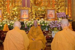 Chư tôn đức khánh tuế Đức Pháp chủ sau thời Bố-tát, thính giới định kỳ của chư Tăng tại Việt Nam Quốc Tự - Ảnh: Bảo Toàn/BGN