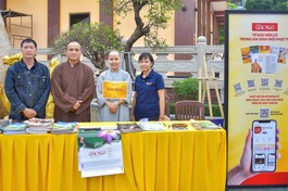 Thượng tọa Thích Tâm Hải, Tổng Biên tập Báo Giác Ngộ tại điểm tặng báo trong Hội thi giáo lý Phật tử cấp Thành phố ngày 22-12 - Ảnh: Quảng Đạo/BGN