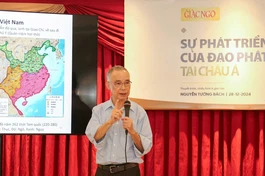 Tác giả, dịch giả Nguyễn Tường Bách thuyết trình đề tài "Sự phát triển của Đạo Phật tại châu Á", sáng 28-12, tại trụ sở tòa soạn Báo Giác Ngộ - Ảnh: Du Nhiên