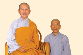 Ni sư Hạnh Chiếu với Ni trưởng Thích nữ Như Hà - Ảnh tư liệu Trí Đức Ni