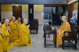 Đức Pháp chủ huấn thị cho Hòa thượng Thích Bảo Nghiêm và phái đoàn Ban Trị sự GHPGVN TP.Hà Nội - Ảnh: Bảo Toàn/BGN
