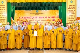 Thượng tọa Thích Minh Quang, Trưởng ban Trị sự GHPGVN tỉnh Ninh Bình trao quyết định chuẩn y nhân sự Ban Trị sự GHPGVN TP.Hoa Lư đến Thượng tọa Thích Thanh Dũng và các thành viên