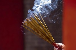 Có nên gọi hồn để biết hương linh đã siêu thoát hay chưa?