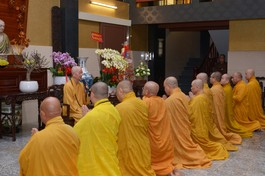 Ban Trị sự GHPGVN các tỉnh, thành phố đảnh lễ, khánh tuế Đức Pháp chủ trước thềm Xuân Ất Tỵ - Ảnh: Bảo Toàn/Báo Giác Ngộ