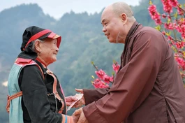 Khoảnh khắc lan tỏa yêu thương 