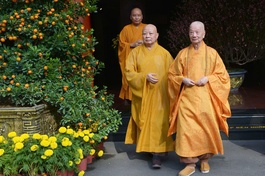 Hòa thượng Thích Lệ Trang thị giả Đức Pháp chủ đến thăm Việt Nam Quốc Tự - Ảnh: Bảo Toàn/BGN