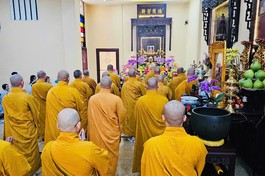 Đảnh lễ, tưởng niệm Trưởng lão Hòa thượng Thích Hiển Tu nhân tròn 1 năm ngày ngài viên tịch - Ảnh: THAQ