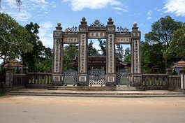 Tam quan chùa Quốc Ân