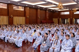 Phật tử các đạo tràng tham dự khóa tu Một ngày an lạc tại Việt Nam Quốc Tự