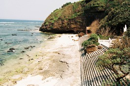 Người Lý Sơn nâng niu gìn giữ thế giới tâm linh của mình rất kỹ. Dinh thờ, miếu mạo chỗ nào cũng được tô điểm, thờ phụng với một quy chế cực kỳ nghiêm ngặt...