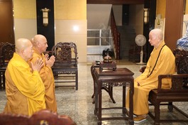 Hòa thượng Thích Huệ Thông và chư tôn đức đại diện Ban Kiến đàn Đại giới đàn Trí Tấn cho khu vực miền Đông lắng nghe huấn thị của Đức Pháp chủ GHPGVN - Ảnh: Nguyên Tài/BGN