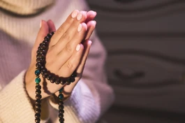 Mọi người đều có thể quy y Tam bảo, tụng kinh, niệm Phật cùng thực tập các phương thức tu học theo Phật giáo nói chung trong đời sống hàng ngày nhằm tu tâm dưỡng tánh...