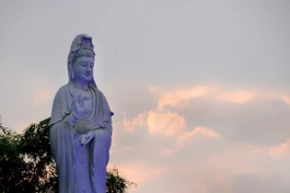 Thánh tượng Đức Bồ-tát Quán Âm lộ thiên trong khuôn viên chùa Huê Nghiêm - Ảnh: Bảo Toàn/BGN