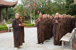 Các giới tử tập trung về chùa Đại Từ Ân thực hành sám pháp và học quy củ oai nghi 7 ngày trước khi được tấn đàn thụ giới