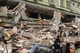 Các nhân viên cứu hộ cố gắng giải cứu những người bị mắc kẹt dưới đống đổ nát của tòa nhà bị phá hủy ở Mandalay, Myanmar ngày 29-3 - Ảnh: AFP