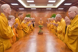 Chư vị Trưởng lão Ban Thường trực Hội đồng Chứng minh họp phiên thứ V (bất thường) quyết nghị lịch sử về việc cung thỉnh xá-lợi Trái tim Bồ-tát Thích Quảng Đức về Việt Nam Quốc Tự - Ảnh: Quảng Đạo/Báo Giác Ngộ