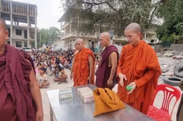 Bà con Myanmar tập trung trong trật tự để nhận quà hỗ trợ qua cơn ngặt nghèo do thiên tai động đất gây ra