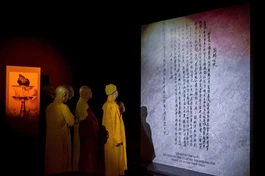 Đức Pháp chủ và chư tôn Trưởng lão trước di bút chữ Nôm của Bồ-tát Thích Quảng Đức, tôn trí tại Việt Nam Quốc Tự - Ảnh: Quảng Đạo/BGN