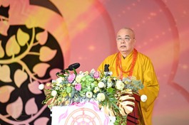 Trưởng lão Hòa thượng Thích Thanh Nhiễu, Ủy viên Thường trực Hội đồng Chứng minh, Phó Chủ tịch Thường trực Hội đồng Trị sự GHPGVN đọc Diễn văn bế mạc Đại lễ Vesak Liên Hiệp Quốc 2025 