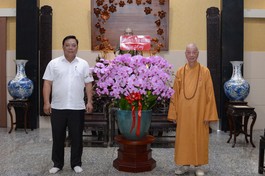 Thứ trưởng Bộ Dân tộc và Tôn giáo Nguyễn Hải Trung chúc mừng Đại lễ Phật đản - Vesak 2025 đến Đức Pháp chủ GHPGVN - Ảnh: Bảo Toàn/BGN