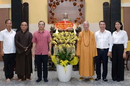 Đại diện Đảng ủy, Ban Giám đốc Công an TP.HCM thăm, chúc mừng Phật đản Đức Pháp chủ GHPGVN - Ảnh: Bảo Toàn/BGN