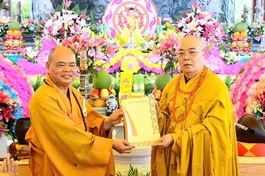 Trưởng lão Hòa thượng Thích Thanh Nhiễu, Ủy viên Thường trực Hội đồng Chứng minh, Phó Chủ tịch Thường trực Hội đồng Trị sự trao quyết định bổ nhiệm đến Thượng tọa Thích Thanh Phong