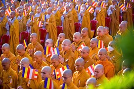 Phật tử TP.HCM tham dự Đại lễ Phật đản tại Việt Nam Quốc Tự - Ảnh: Quảng Đạo