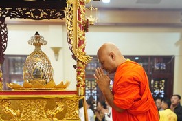 Chiêm bái xá-lợi Phật