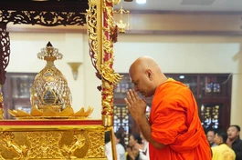 Chiêm bái xá-lợi Phật