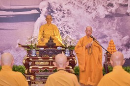 Đức Pháp chủ GHPGVN đạo từ đến toàn thể Tăng Ni, Phật tử trong Lễ tưởng niệm 62 năm ngày Bồ-tát Thích Quảng Đức vị pháp thiêu thân, tổ chức sáng 20-4 ÂL tại Việt Nam Quốc Tự - Ảnh: Quảng Đạo/BGN