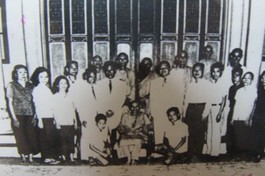 Hòa thượng Bình Lương chụp ảnh với bà con Việt Kiều Thái Lan trước khi về nước năm 1964