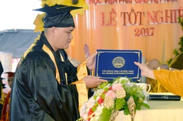 Đại lão Hòa thượng Viện trưởng trao Bằng tốt nghiệp Thạc sĩ Phật học đến các học viên - Ảnh tư liệu GN