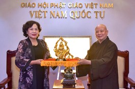 Hòa thượng Thích Lệ Trang tặng pho tượng Bồ-tát Thích Quảng Đức vị pháp thiêu thân đến Thống đốc Ngân hàng Nhà nước Việt Nam Nguyễn Thị Hồng - Ảnh: Quảng Đạo/BGN