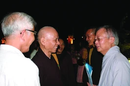 Giáo sư Cao Huy Thuần với chư Tăng và thân hữu sau một buổi thuyết trình tại Thương Bạc, Huế, trong Đại lễ Vesak Liên Hiệp Quốc. Ảnh: HOÀNG ĐỘ