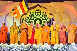 Chư vị giáo phẩm lãnh đạo GHPGVN trao quyền đăng cai Đại lễ Vesak Liên Hiệp Quốc 2026 cho lãnh đạo Hiệp hội Phật giáo Trung Quốc trước sự chứng kiến của lãnh đạo các tổ chức Phật giáo quốc tế - Ảnh: Quảng Đạo/Báo Giác Ngộ