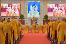 Hòa thượng Thích Lệ Trang và chư tôn đức thỉnh cầu Đức Pháp chủ GHPGVN giáo giới cho Tăng Ni - Ảnh: Quảng Đạo/BGN