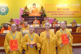 Ban Trị sự GHPGVN tỉnh Quảng Ngãi nhận quyết định nhân sự của Trung ương Giáo hội sau khi sáp nhập - Ảnh: Bảo Toàn/BGN