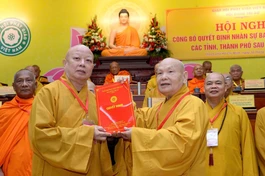 Hòa thượng Thích Lệ Trang nhận quyết định đảm nhiệm Trưởng ban Trị sự GHPGVN TP.HCM sau sáp nhập, hợp nhất với tỉnh Bình Dương và Bà Rịa - Vũng Tàu - Ảnh: Bảo Toàn/BGN