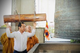 Chủ tịch UBND TP.HCM Nguyễn Văn Được thỉnh chuông hòa bình tại chùa Vĩnh Nghiêm trong nghi lễ cầu quốc thái dân an sáng 1-7-2025 - Ảnh: Như Danh/BGN