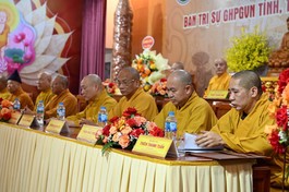 Chư vị giáo phẩm chứng minh, chủ tọa Hội nghị công bố nhân sự lãnh đạo chủ chốt Ban Trị sự GHPGVN 8 tỉnh, thành phố khu vực phía Bắc sau sáp nhập, hợp nhất - Ảnh: Cẩm Vân