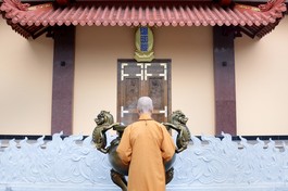 Đức Pháp chủ GHPGVN trước tháp Đa Bảo trong khuôn viên Việt Nam Quốc Tự - TP.HCM, nơi tôn trí xá-lợi Trái tim Bồ-tát Thích Quảng Đức - Ảnh: Bảo Toàn/BGN