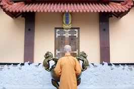 Đức Pháp chủ GHPGVN trước tháp Đa Bảo trong khuôn viên Việt Nam Quốc Tự - TP.HCM, nơi tôn trí xá-lợi Trái tim Bồ-tát Thích Quảng Đức - Ảnh: Bảo Toàn/BGN