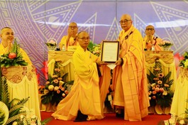 Hòa thượng Thích Thiện Tấn trao quyết định bổ nhiệm trụ trì chùa Hải Lộc đến Đại đức Thích Nguyên Đại 