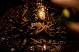 Tượng Đức Bồ-tát Quan Âm nghìn mắt nghìn tay ở chùa Bút Tháp