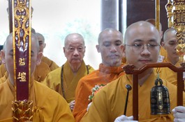 Đức Pháp chủ GHPGVN quang lâm khai pháp Khóa tu Một ngày an lạc ở Học viện Phật giáo VN tại TP.HCM sau thời gian gián đoạn - Ảnh: Bảo Toàn/BGN