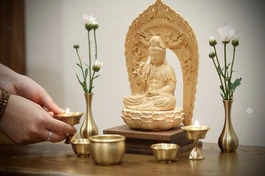 Kính lạy Đức Bồ-tát Quán Thế Âm, chúng con xin học theo hạnh của Ngài...