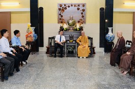 Đoàn lãnh đạo Sở Dân tộc và Tôn giáo TP.HCM thăm Đức Pháp chủ GHPGVN tại chùa Huê Nghiêm - Ảnh: Bảo Toàn/BGN