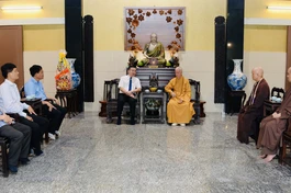Đoàn lãnh đạo Sở Dân tộc và Tôn giáo TP.HCM thăm Đức Pháp chủ GHPGVN tại chùa Huê Nghiêm - Ảnh: Bảo Toàn/BGN