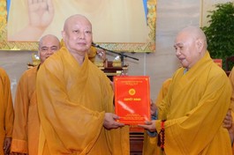 Trưởng lão Hòa thượng Thích Thiện Pháp trao quyết định Trưởng ban Trị sự GHPGVN TP.HCM đến Hòa thượng Thích Lệ Trang - Ảnh: Bảo Toàn/BGN